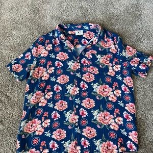 Cubs short sleeve Hawaiian shirt. Size large. Material is so soft!